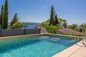 Exquisites Apartment direkt am Meer mit Pool, Meerblick, privater Balkon, Liegen
